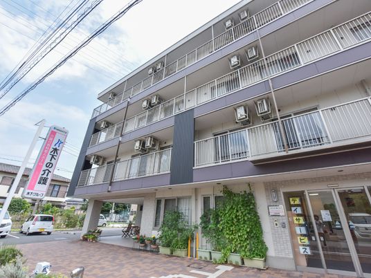 多層建築のエントランス