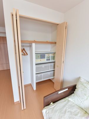 居室のクローゼットとベッド