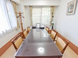 会議テーブルのある部屋