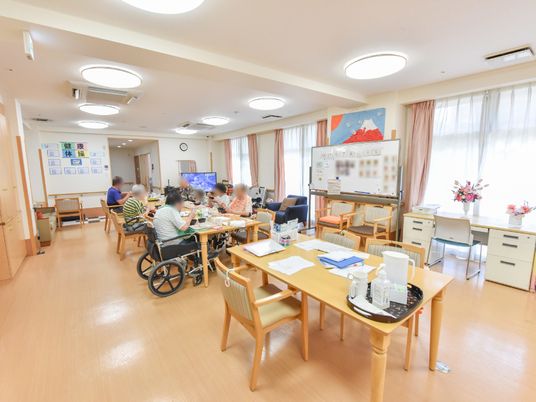 多くの人が集うダイニング