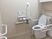 手すり付きのトイレ空間  