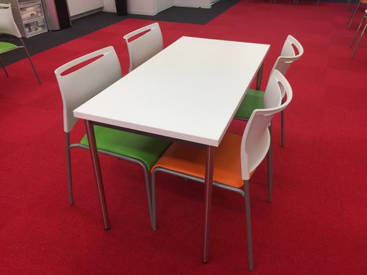 明るい食事スペース