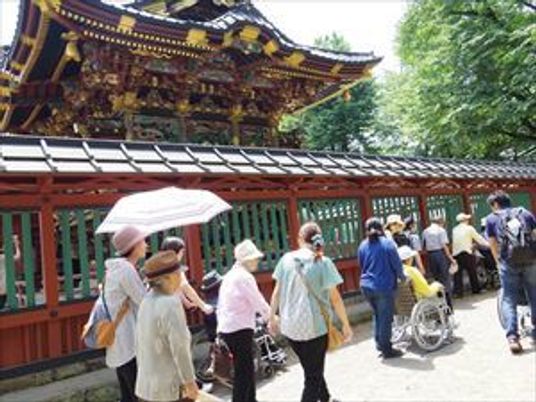 参拝する人々と提灯