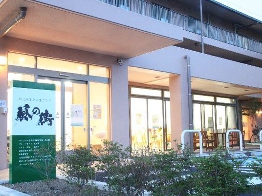 明るいエントランス外観