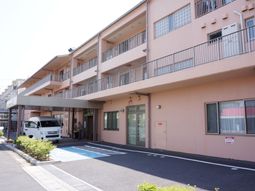 ピンクの建物の外観