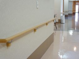 廊下の手すりと床の反射