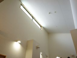 天井と照明の明るさ