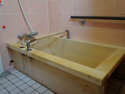 木製の浴槽と手すり
