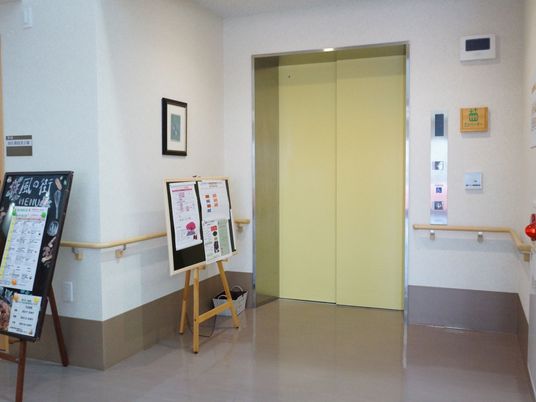 清潔なエレベーター前の廊下