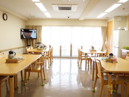 明るい食堂の空間