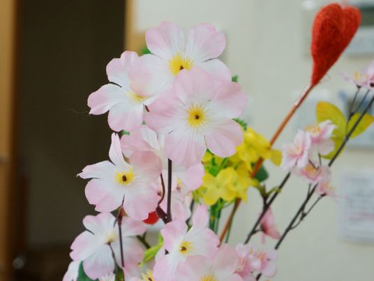 彩り豊かな造花のアレンジメント