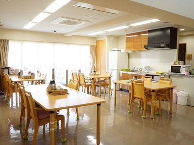 明るい食堂の全景