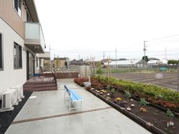 庭園付きの施設外観