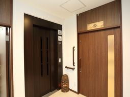 エレベーターと木製の扉