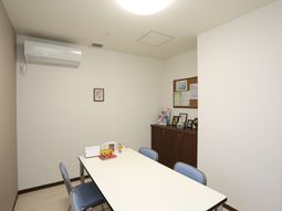 明るい多目的室の様子