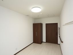 シンプルな居室の様子