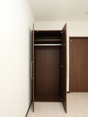 開いた状態の茶色いクローゼット