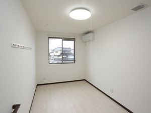 シンプルな空間の洋室