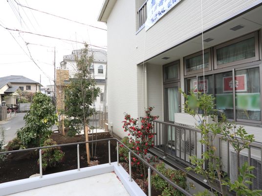 明るい外観の施設入口