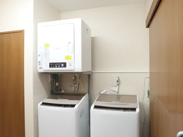 洗濯機と給湯器の設備 ランドリー 清潔な洗濯室には、衛生的に洋服をお手入れできる機器が整っています。自由に利用できる環境が完備されておりますので、安心して就業頂けます。