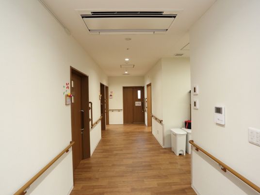 廊下はどちらのサイドにも部屋のドアが並び、突き当るところにトイレのドアもある。いずれもスライド式を採用している。