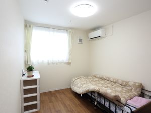 明るい居室の一角