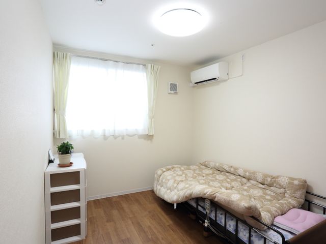 明るい居室の一角 居室 シンプルで清潔感のある居室です。快適な個人空間で、ゆったりとお過ごしいただけます。