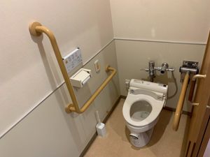 手すり付きのトイレ