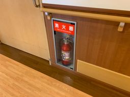 消火器が設置された廊下