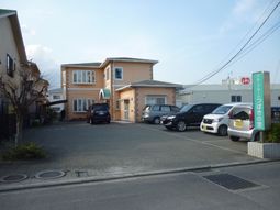 落ち着いた外観の建物