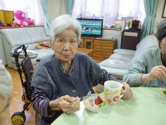居室で過ごす高齢者たち