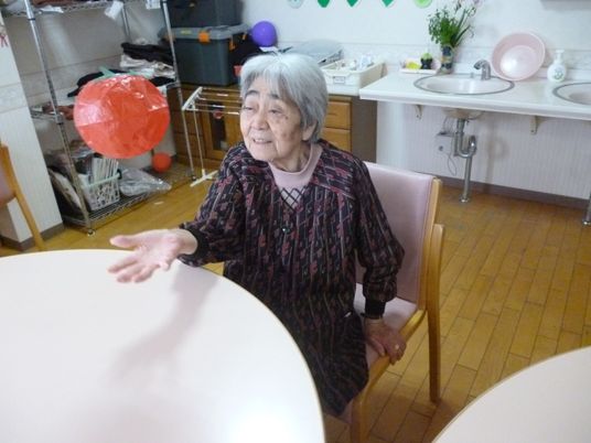 笑顔の女性とダイニング