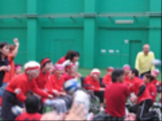 イベントを楽しむ人々