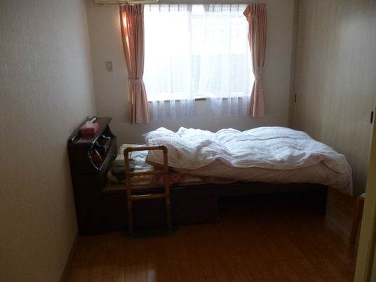 居室のベッドと窓