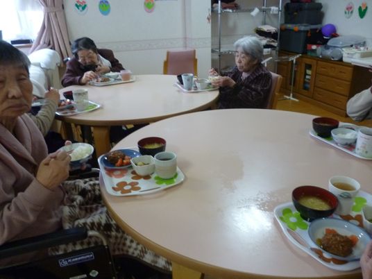 食事を楽しむ利用者様