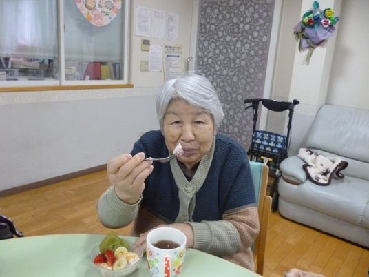 お食事中の高齢女性