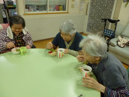 おやつを楽しむ利用者