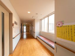 廊下と掲示物の風景