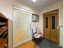 廊下の角にチェア