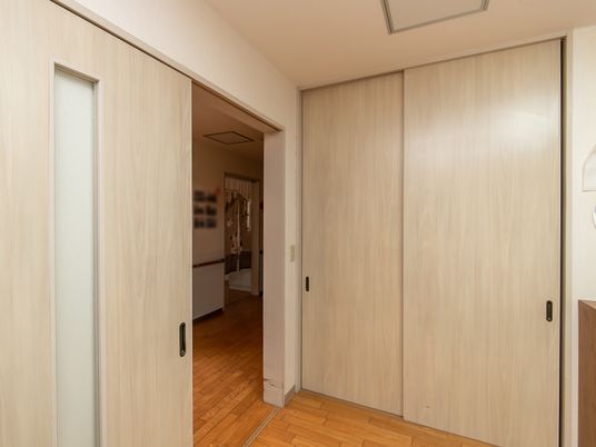 広い開口の居室の入口