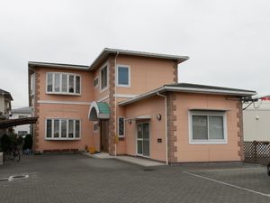 温かみのある外観の建物