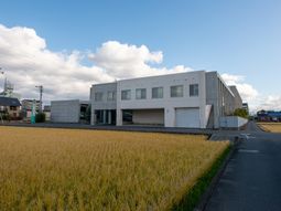 モダンな建物の外観