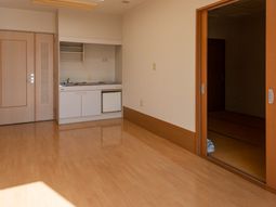 明るい居室と広々キッチン