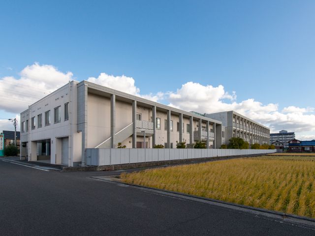 白い建物の外観