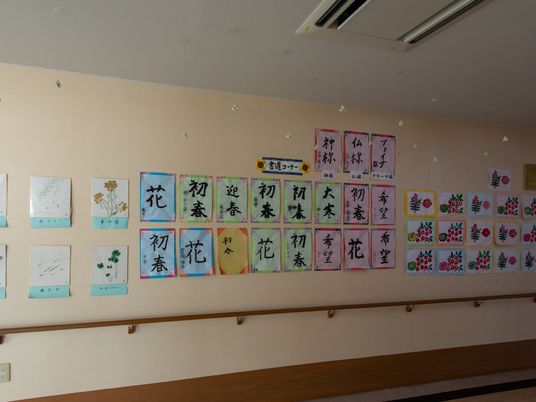壁に展示された創作作品