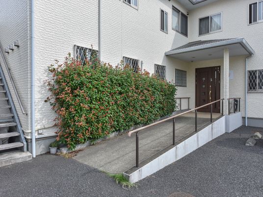 白壁の建物のエントランス