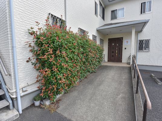 白壁の建物エントランス