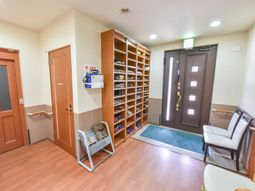 玄関エリアの明るい印象