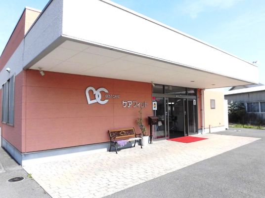 明るい建物の出入口