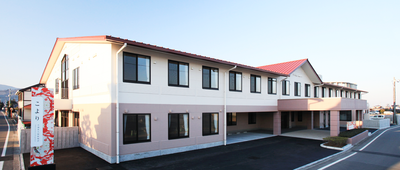 シンプルな建物の外観